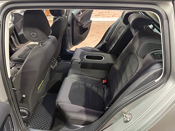 Volkswagen Golf VII 29 of 30