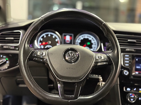 Volkswagen Golf VII 27 of 30