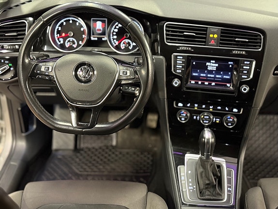Volkswagen Golf VII 25 of 30