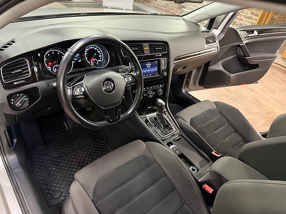 Volkswagen Golf VII 23 of 30
