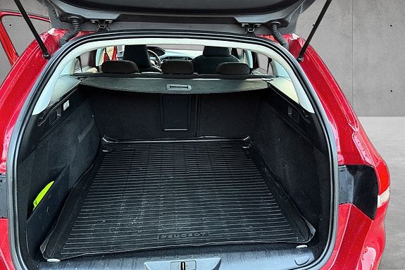 Peugeot 308 SW 19 of 22