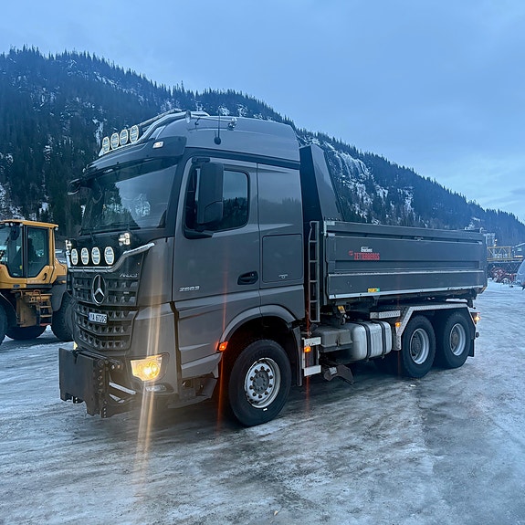 Mercedes-Benz Arocs 6x4 brøyterigget kombibil, laxolås, sidetipp og underskjær 2 of 30