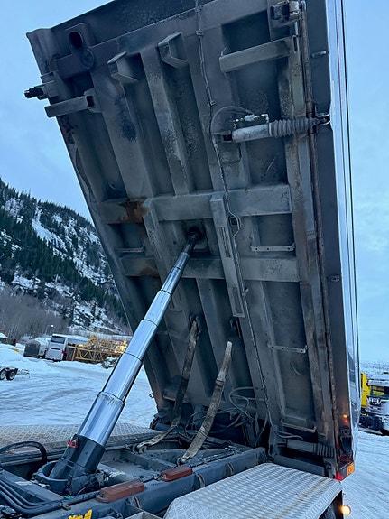 Mercedes-Benz Arocs 6x4 brøyterigget kombibil, laxolås, sidetipp og underskjær 16 of 30