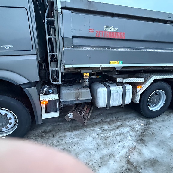 Mercedes-Benz Arocs 6x4 brøyterigget kombibil, laxolås, sidetipp og underskjær 14 of 30