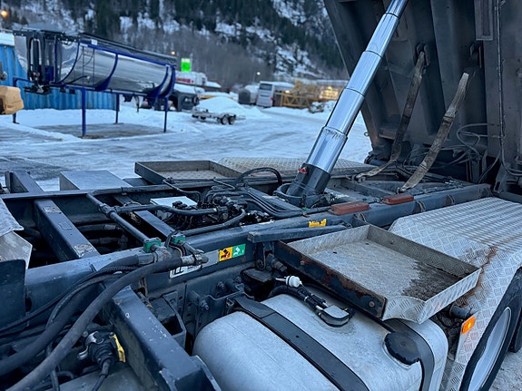 Mercedes-Benz Arocs 6x4 brøyterigget kombibil, laxolås, sidetipp og underskjær 17 of 30
