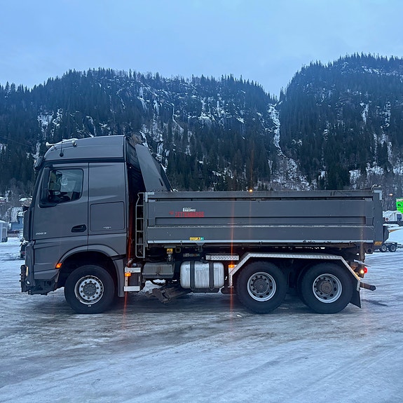 Mercedes-Benz Arocs 6x4 brøyterigget kombibil, laxolås, sidetipp og underskjær 4 of 30