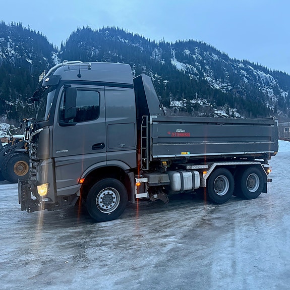 Mercedes-Benz Arocs 6x4 brøyterigget kombibil, laxolås, sidetipp og underskjær 3 of 30