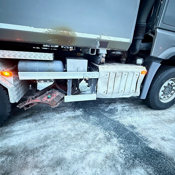 Mercedes-Benz Arocs 6x4 brøyterigget kombibil, laxolås, sidetipp og underskjær 15 of 30