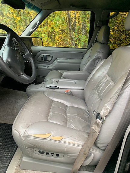 Chevrolet Suburban 3 of 5