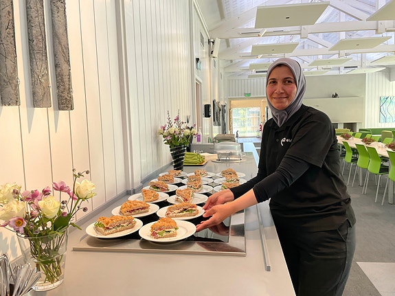 Vi spiser sammen med våre gjester og får nydelig mat fra eget kjøkken