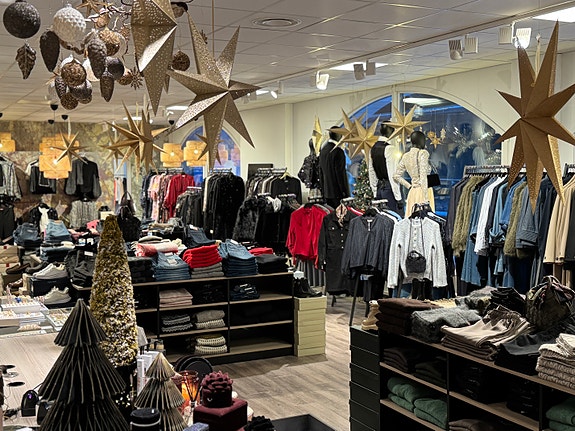 Vi har pyntet til jul i butikken. Dette bildet er fra dameavdelingen. Butikkareal for dame er ca 180 kvm.