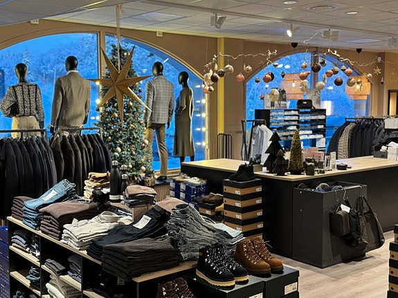 Dette bildet er fra en julepyntet herreavdeling. Butikkareal for herre er ca 150 kvm.