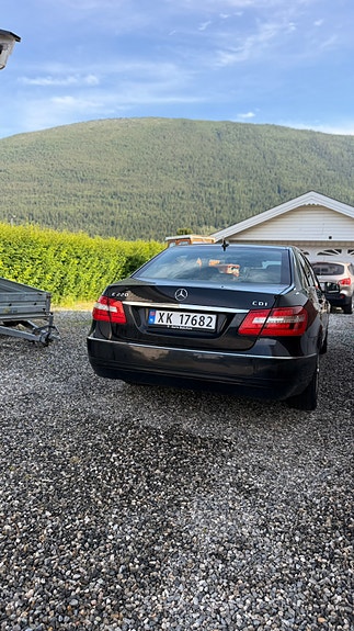 Mercedes-Benz E220 3 of 5