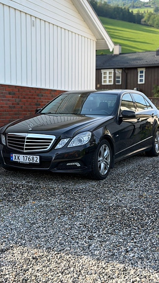 Mercedes-Benz E220 2 of 5