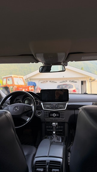 Mercedes-Benz E220 4 of 5