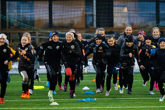 Frisk Fotball Akademi: nærmere 200 barn og ungdom deltar en eller flere dager i uken på klubbens fotballakademi.