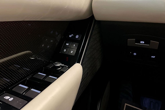 Land Rover Range Rover Velar 13 of 30