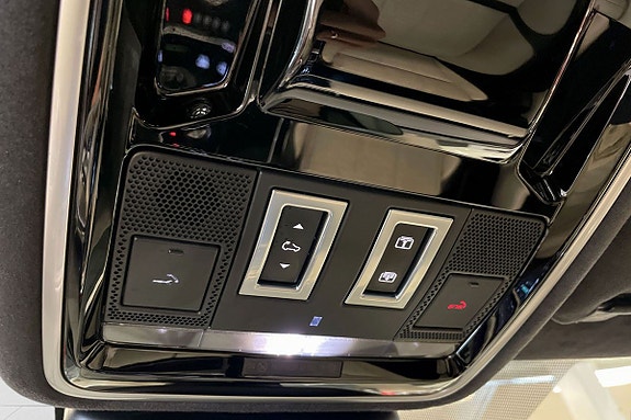 Land Rover Range Rover Velar 25 of 30