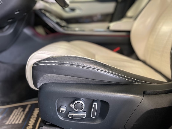 Land Rover Range Rover Velar 12 of 30