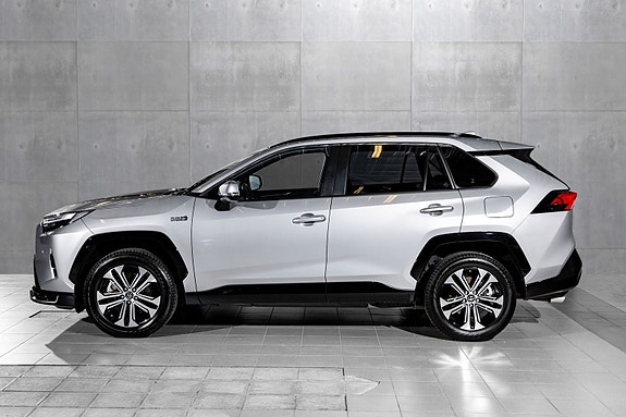 Toyota RAV4 Plug-in Hybrid 2 of 24