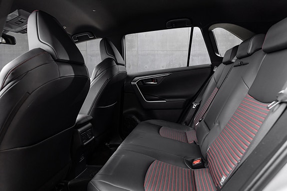 Toyota RAV4 Plug-in Hybrid 11 of 24