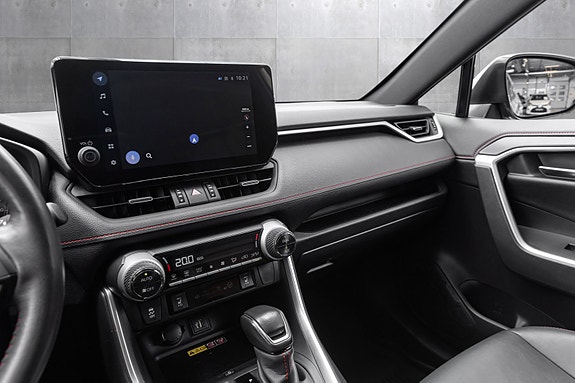 Toyota RAV4 Plug-in Hybrid 16 of 24