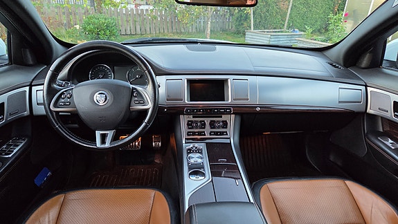 Jaguar XF 12 of 30