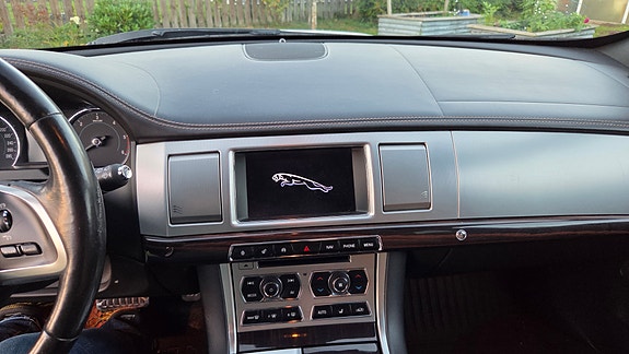 Jaguar XF 16 of 30