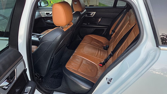 Jaguar XF 13 of 30