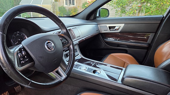 Jaguar XF 17 of 30