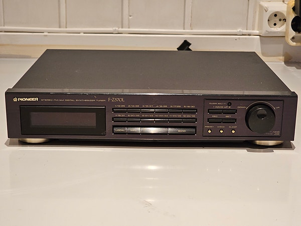 Pioneer F-Z570L FM/AM Digital Synthesizer Tuner