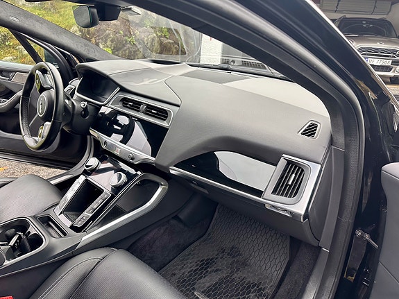 Jaguar I-PACE 11 of 23