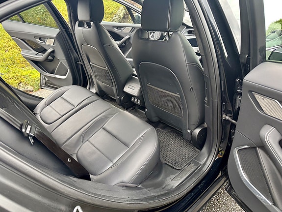 Jaguar I-PACE 17 of 23