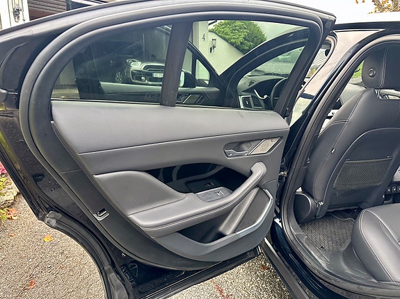 Jaguar I-PACE 13 of 23
