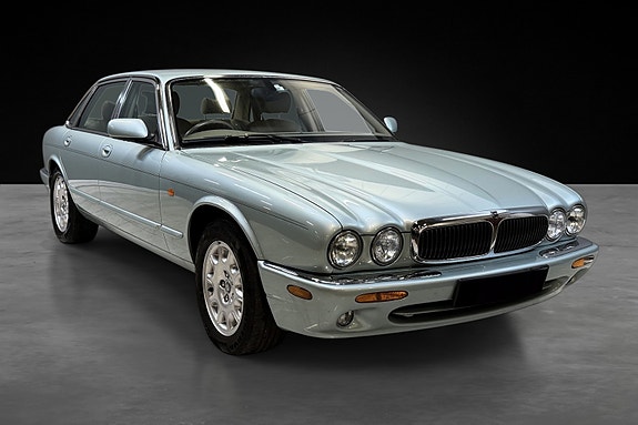 Jaguar XJ 3 of 25