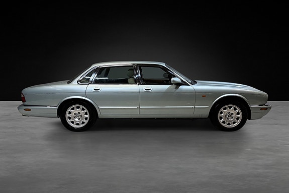 Jaguar XJ 9 of 25