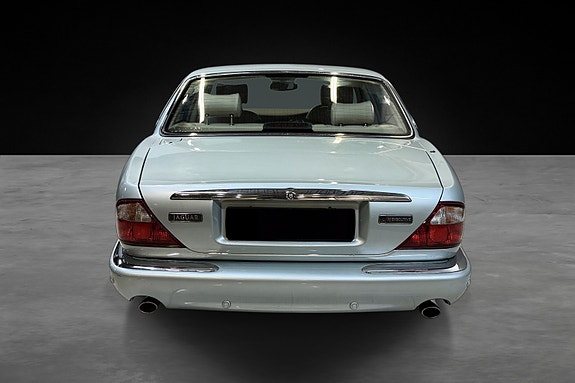 Jaguar XJ 12 of 25
