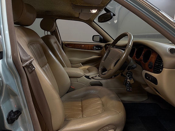 Jaguar XJ 19 of 25