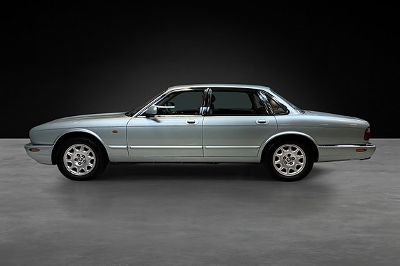 Jaguar XJ 7 of 25