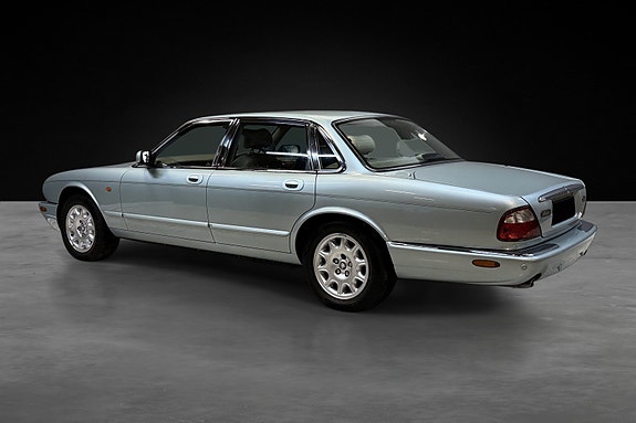 Jaguar XJ 16 of 25