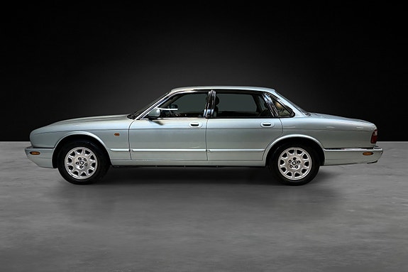 Jaguar XJ 8 of 25