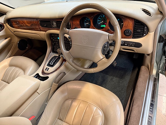 Jaguar XJ 18 of 25