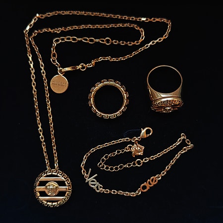 VERSACE 4 matchende deler: 2 ringer, 1 armbånd, 1 smykke SELGES SAMLET