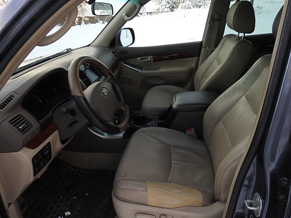 Toyota Land Cruiser 3 of 5