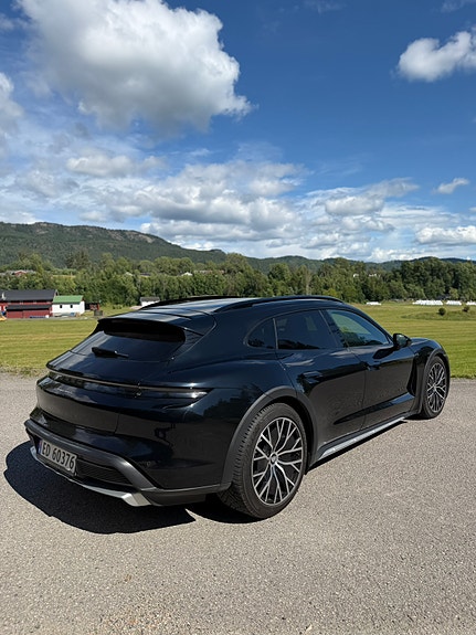 Porsche Taycan Cross Turismo 5 of 10