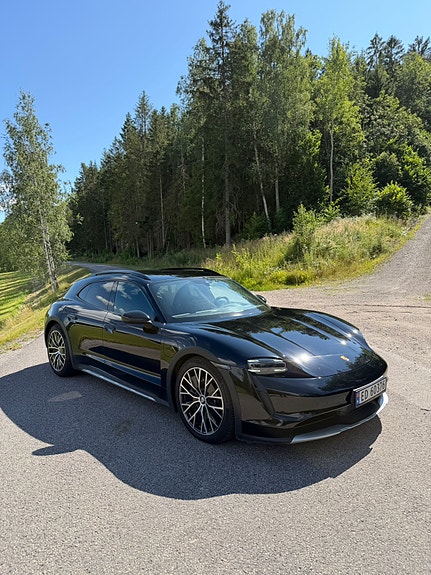 Porsche Taycan Cross Turismo 2 of 10