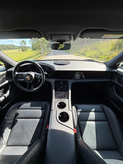 Porsche Taycan Cross Turismo 9 of 10