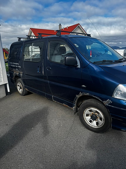Toyota HiAce 2 of 7