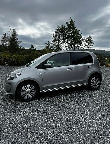 Volkswagen UP! 2 of 5