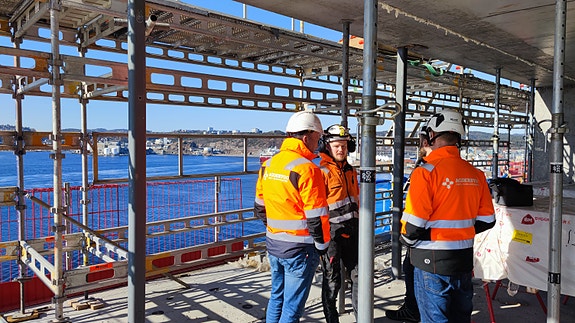 Innvendig tømrerarbeid ved bygging av "de tre søstre" på Kanalbyen